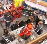 Eine Besuchergruppe von Schülerinnen und Schülern besucht das Mainzer Mikrotron MAMI